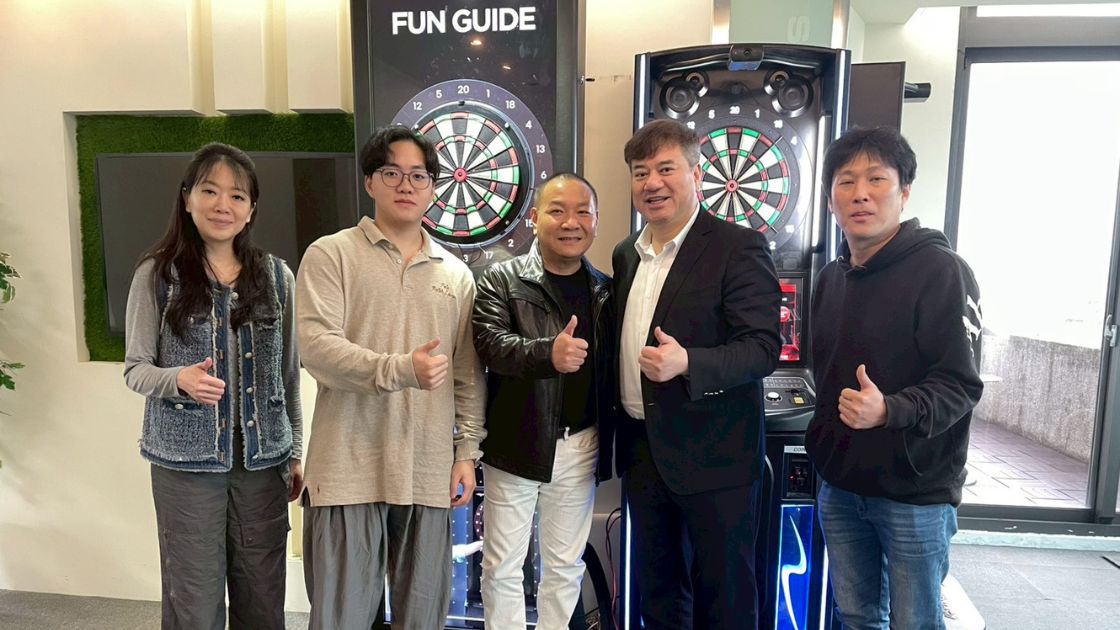 宏林與中華民國競技飛鏢總會合作合影
